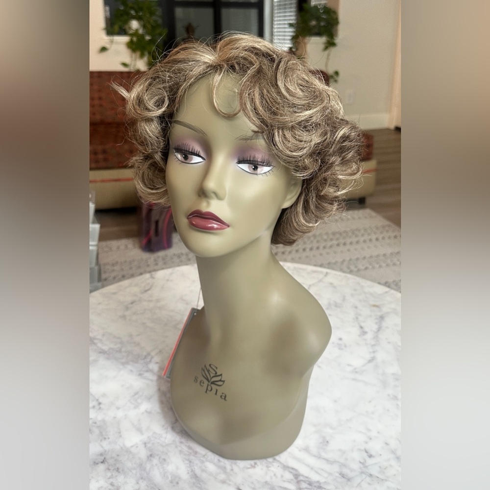 Rare Vintage‎ Rene Of Paris Wig #444 Madame Color: 8/22.